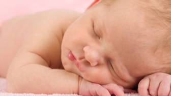 Sind Spezialhelme für eine Korrektur des Schädelwachstums beim Baby nutzlos?