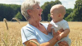 Großeltern und Erziehung: „Bei Oma darf ich das!“