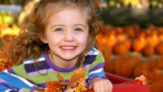 Kinder lieben den Herbst
